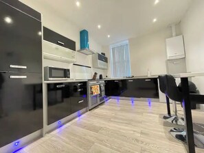 ثلاجة، فرن، موقد طهي مسطح، غسالة أطباق