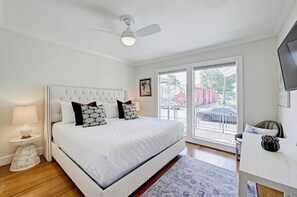 4 camere, una scrivania, ferro/asse da stiro, culla da viaggio