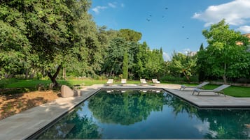 Piscina all'aperto, lettini