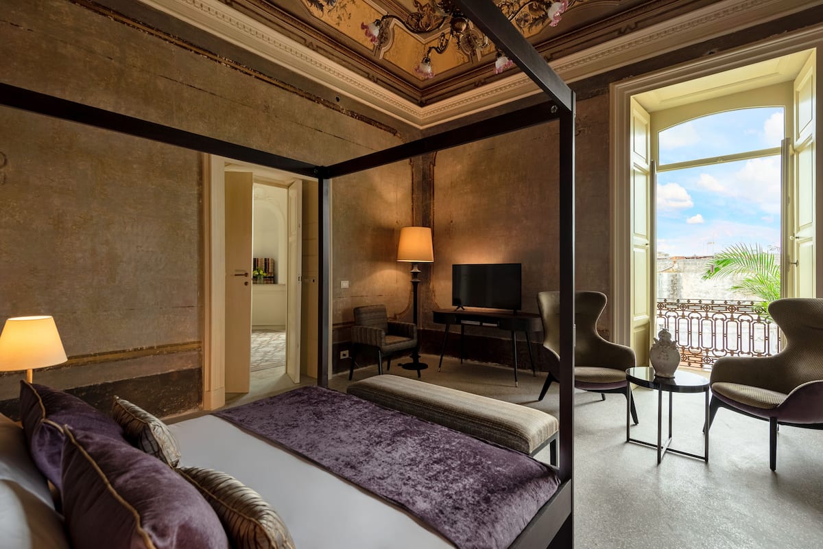 Deluxe Suite, Garden View | 1 bedroom, free minibar, in-room safe, desk