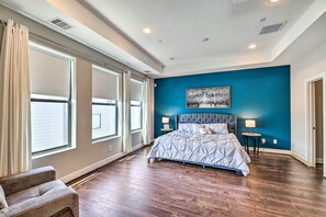 3 bedrooms, desk, iron/ironing board, WiFi - Stylish Houston Townhome ~ 3 Mi to Downtown! (Houston)