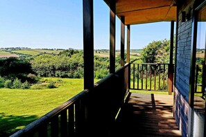 A wooden balcony with a view of a green landscape. - Longtails, beautiful lodge retreat Bantham S.Devon (Bantham)
