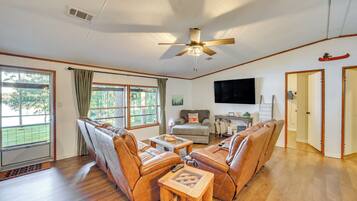 Televisión, reproductor de DVD y estéreo