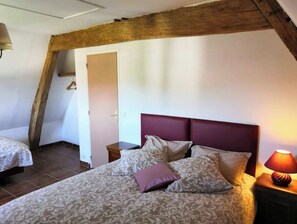 5 habitaciones, tabla de planchar con plancha y cuna de viaje 