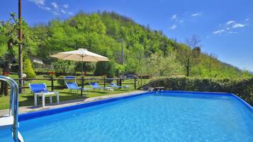 Kolam renang terbuka bermusim