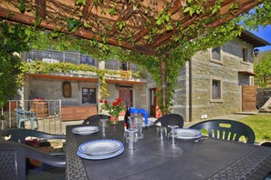Family House, Multiple Bedrooms (Casa Le Meriche) | Outdoor dining - Casa Le Meriche (Castiglione di Garfagnana)