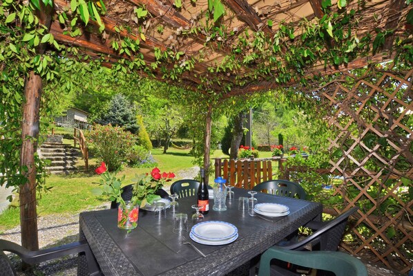 Outdoor dining - Casa Le Meriche (Castiglione di Garfagnana)