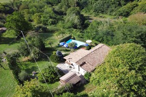 A residential property with a swimming pool, a swing set, and a fenced garden area. - Casa Le Meriche (Castiglione di Garfagnana)