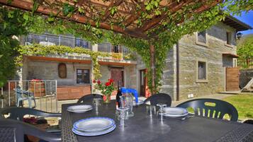 Family House, 3 Bedrooms, Balcony (Casa Le Meriche) | Outdoor dining