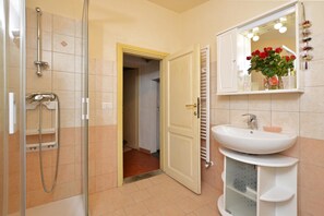Family House, Multiple Bedrooms (Casa Le Meriche) | Bathroom | Shower, hair dryer, bidet, towels - Casa Le Meriche (Castiglione di Garfagnana)