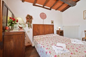 Family House, Multiple Bedrooms (Casa Le Meriche) | 3 bedrooms, free WiFi, bed sheets - Casa Le Meriche (Castiglione di Garfagnana)