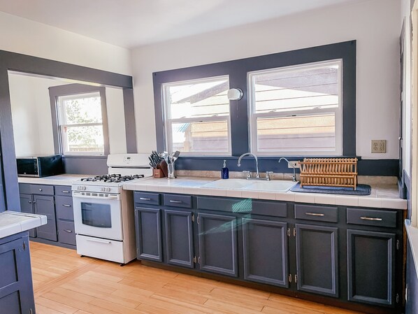 Refrigerador, microondas, horno y parrilla de estufa 