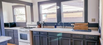 Downtown Two Bedroom Craftsman Home- 2 Minute Walk to the Plaza