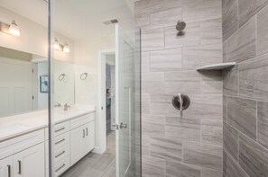 Combined shower/bathtub, towels - Bayberry 101 by Seaside Vacations & Sales (Ocean City)