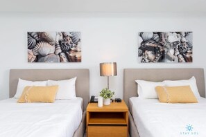 Desk, iron/ironing board, travel crib, WiFi - Stylish Studio w/Pool & Gym (Hallandale Beach)