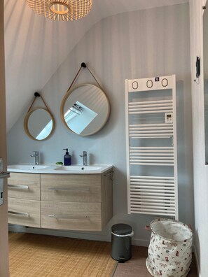 Badewanne, Haartrockner, Handtücher, Seife