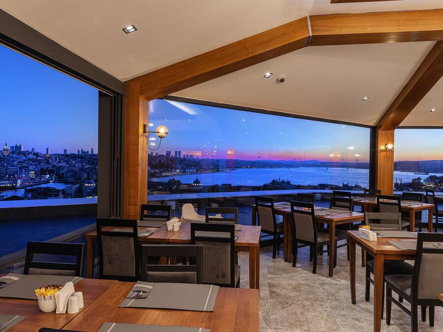 Se sirven desayunos, almuerzos y cenas; cocina turca; con vista al mar