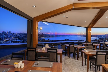 Se sirven desayunos, almuerzos y cenas; cocina turca; con vista al mar. Demiray Hotel & Spa