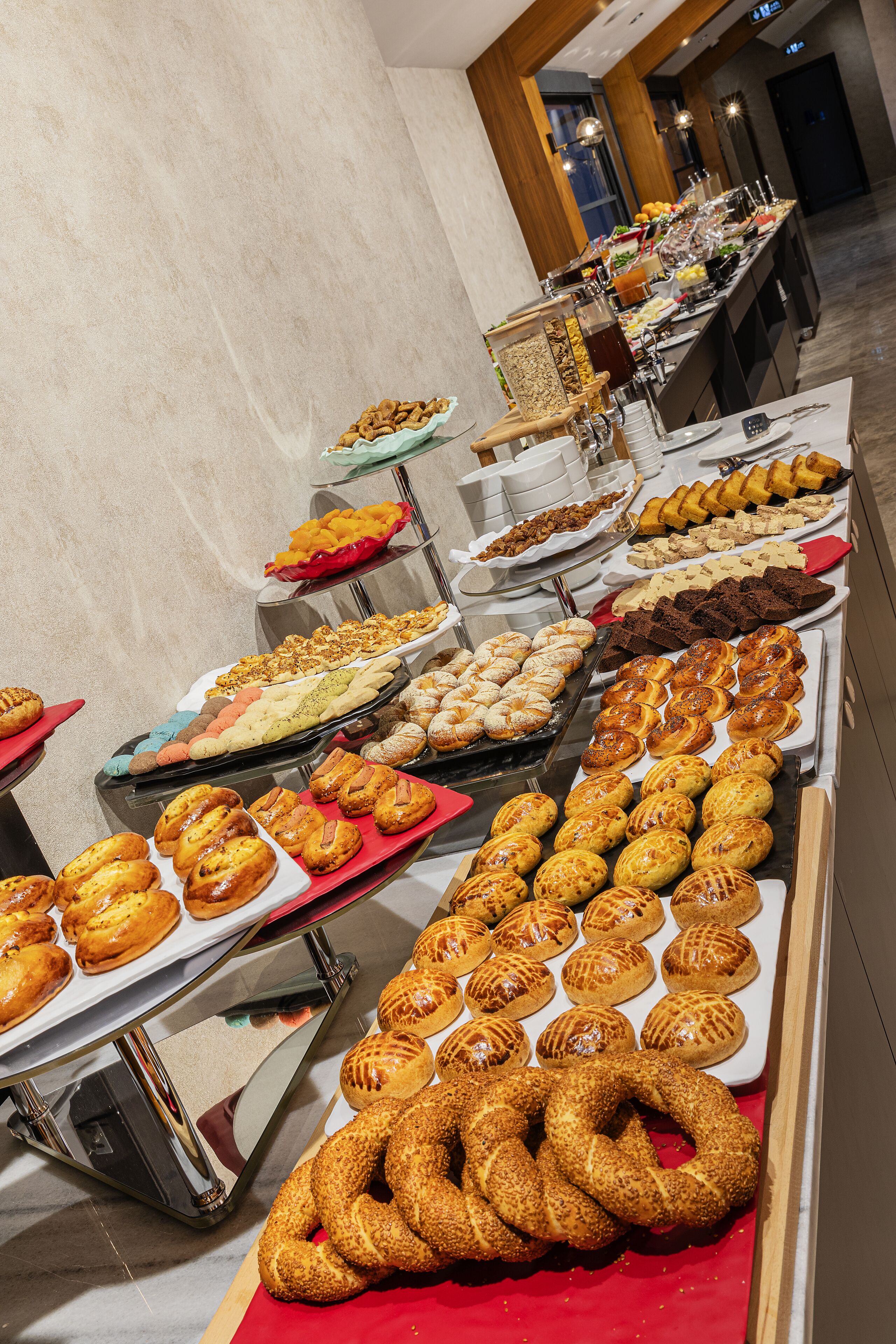 Un buffet proposant une variété de produits de boulangerie et de pâtisserie.
