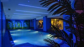 Innenpool, geöffnet von 09:00 Uhr bis 22:00 Uhr, Liegestühle