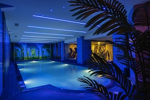 室内游泳池，09:00 至 22:00 开放，日光浴躺椅