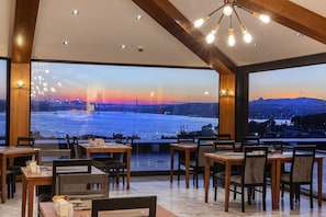Petit déjeuner, déjeuner et dßner servis sur place, vue sur la mer