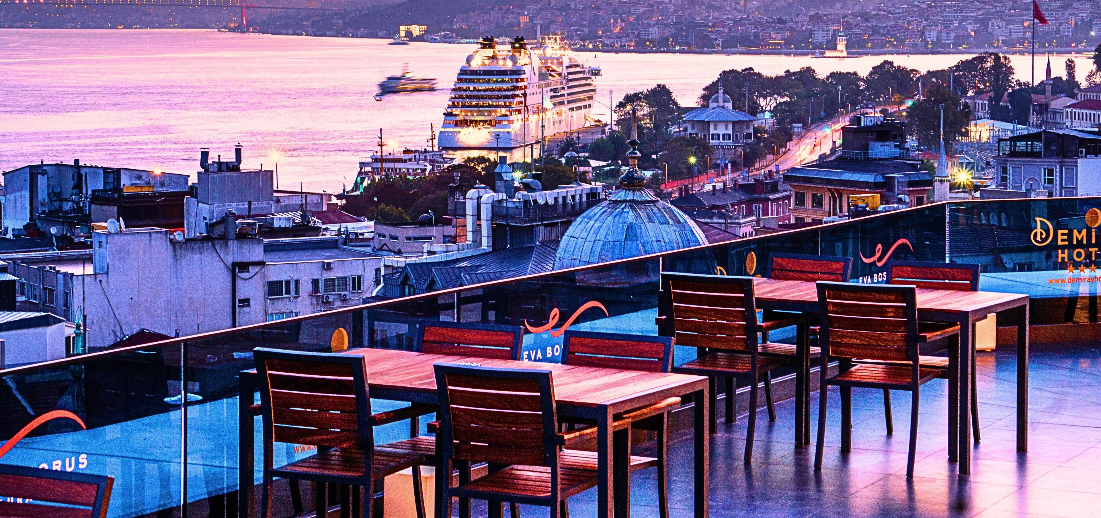 Se sirven desayunos, almuerzos y cenas; cocina turca; con vista al mar