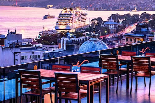 2 restaurantes, se sirven desayunos, comidas, cenas y cocina turca