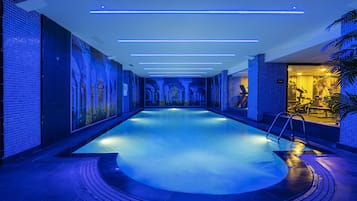 Piscine couverte, accÚs possible de 09 h 00 à 22 h 00, chaises longues