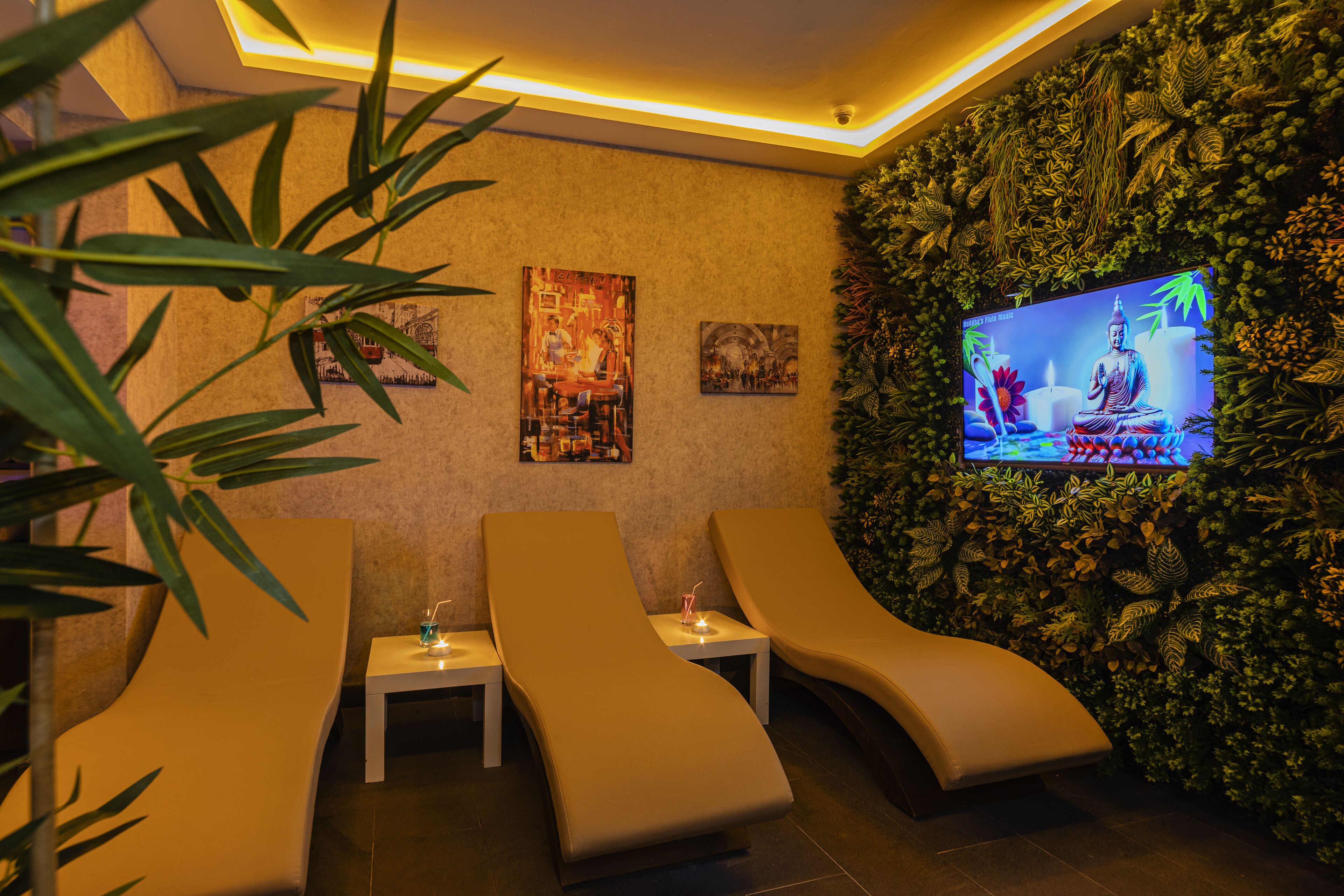 2 Bars/Lounges