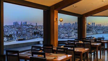 2 Restaurants; Frühstück, Mittagessen und Abendessen werden serviert
