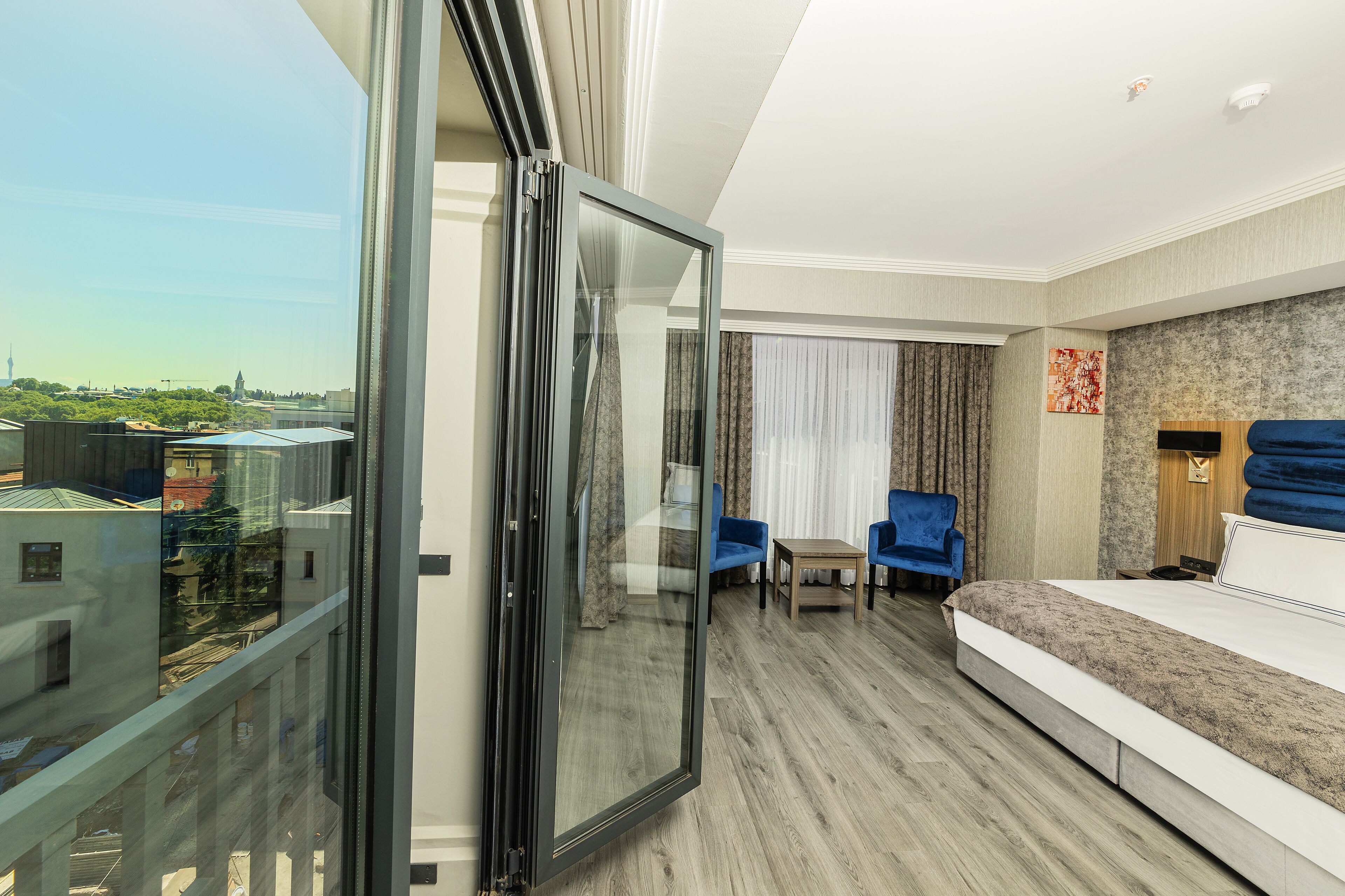 Panoramic Room | Minibar, in-room safe, desk, blackout curtains