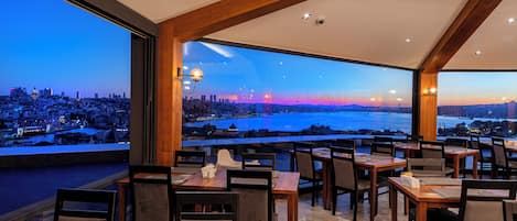 Petit déjeuner, déjeuner et dßner servis sur place, vue sur la mer