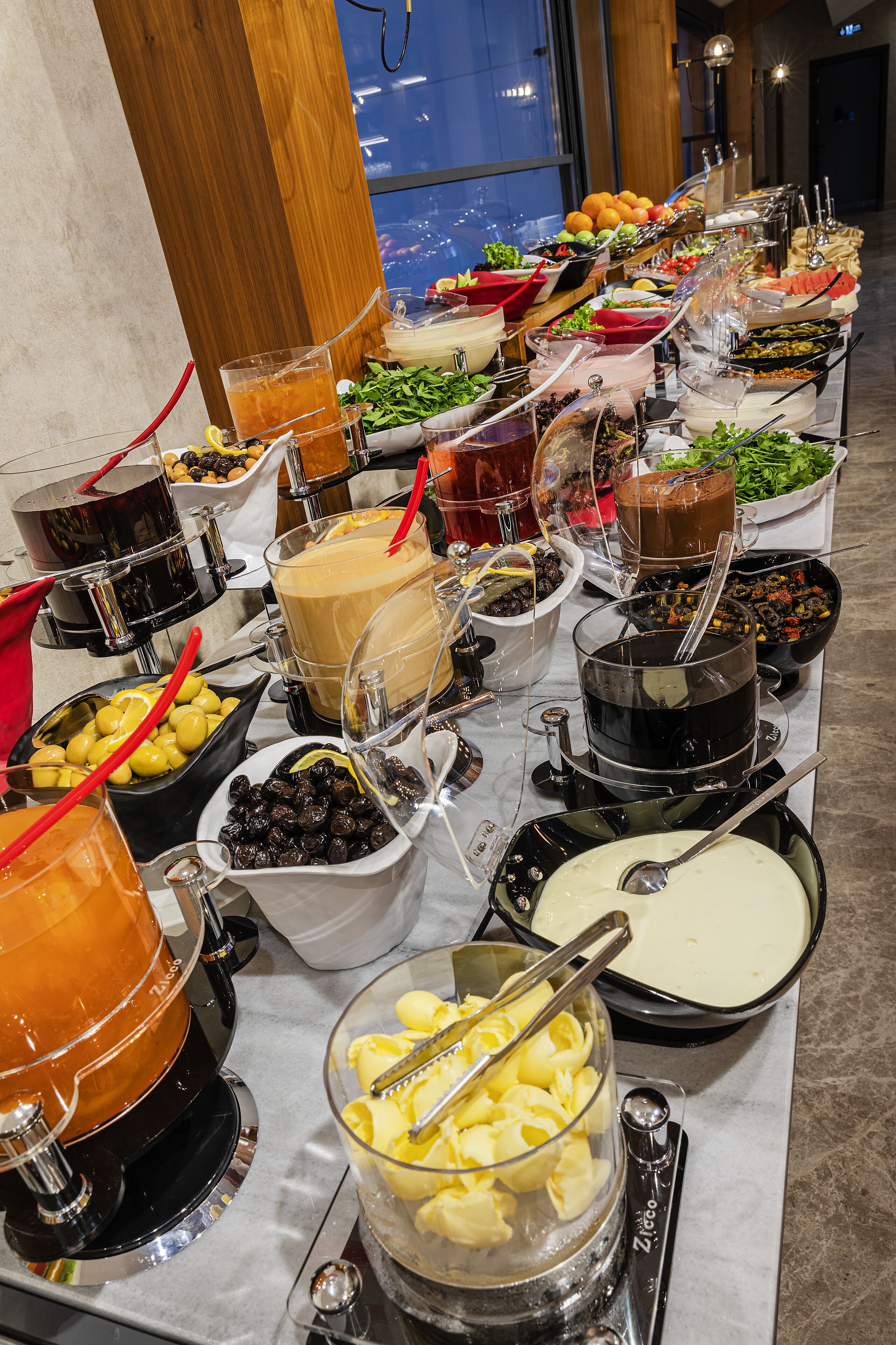 Una mesa de buffet con diversas opciones de comida y bebida.
