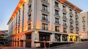 Un hotel de varios pisos con estilo arquitectónico clásico, con balcones y ventanas grandes.