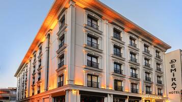 Fassade der Unterkunft – Abend/Nacht