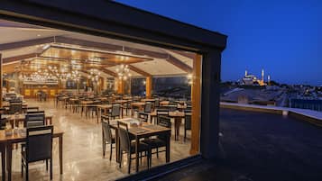 Se sirven desayunos, almuerzos y cocina turca (con vistas al mar)