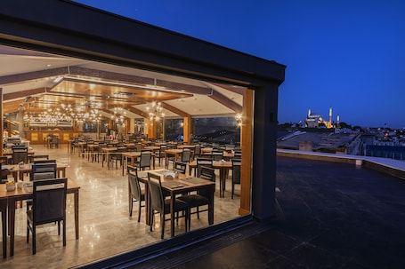 Se sirven desayunos, almuerzos y cenas; cocina turca; con vista al mar