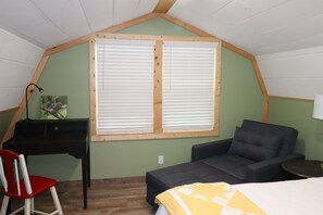 1 bedroom, desk, travel crib, free WiFi - Trillium Cabin at Maple Ridge Creek in the North Georgia Mountains (Morganton)