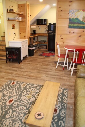 Smart TV, books - Trillium Cabin at Maple Ridge Creek in the North Georgia Mountains (Morganton)