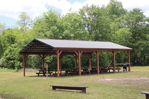 Outdoor dining - Trillium Cabin at Maple Ridge Creek in the North Georgia Mountains (Morganton)