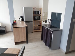 KĂŒhlschrank, Mikrowelle, Ofen, Herdplatte
