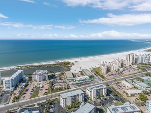 Beach nearby - Monthly Discount! Estero Cove 523 Retreat: Views, Pool, Pickleball Court (Fort Myers Beach)