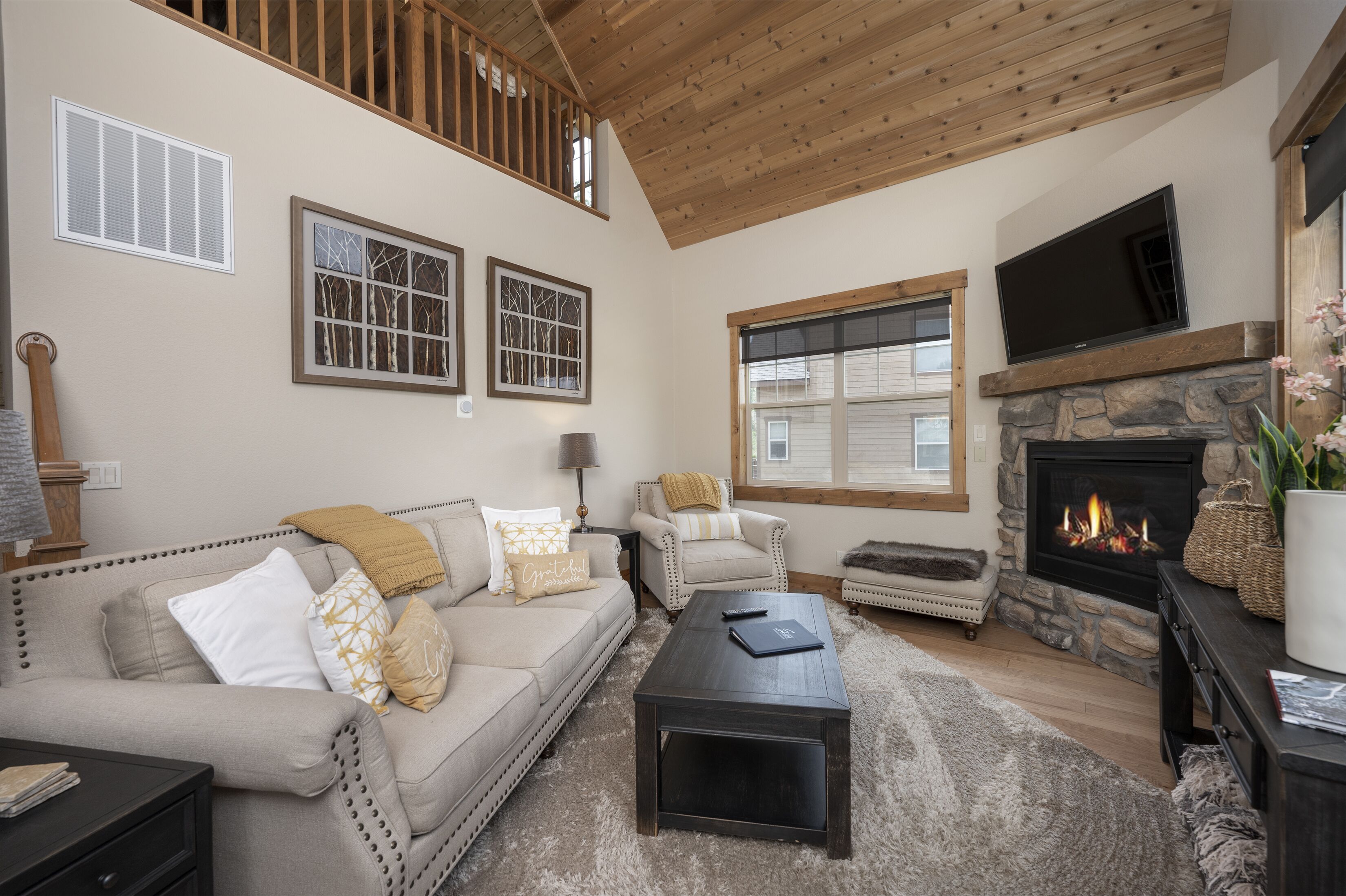 3 bedroom home, mountain views, pet friendly, outdoor fireplace