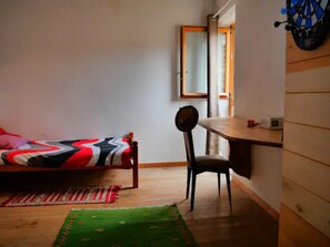 2 bedrooms, desk, free WiFi, bed sheets