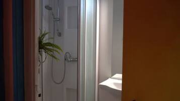 Douche, sèche-cheveux, serviettes fournies, savon