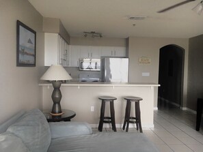 Smart TV - DIRECTLY ON THE BEACH, GROUND FLOOR, BRIGHT END UNIT ,WALKWAY N BEACH SERVIC (Miramar Beach)