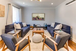 Smart TV - Beautiful and Modern Springs Home with a pool (East Hampton)