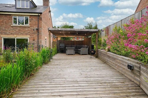 House With Hottub, Sauna & Pool Table