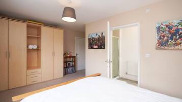 House | 7 bedrooms, iron/ironing board, free WiFi, bed sheets